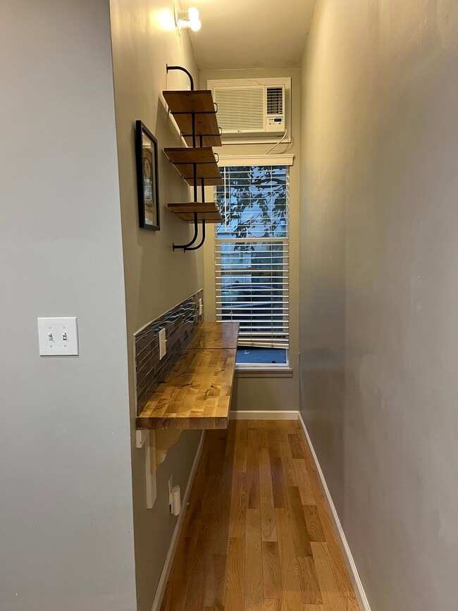 Building Photo - 484 Linden St