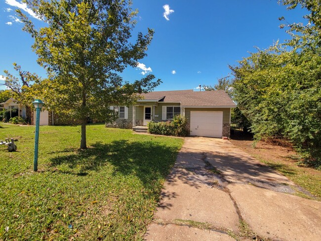 Building Photo - 2 Bedroom 1 Bath Home in Shawnee