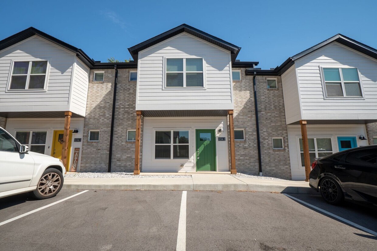 Primary Photo - 1231 N Pink Ter