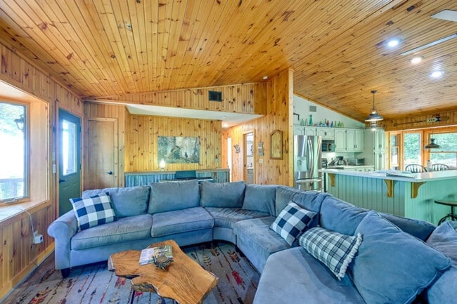 Building Photo - 623 Buggy Barn Rd