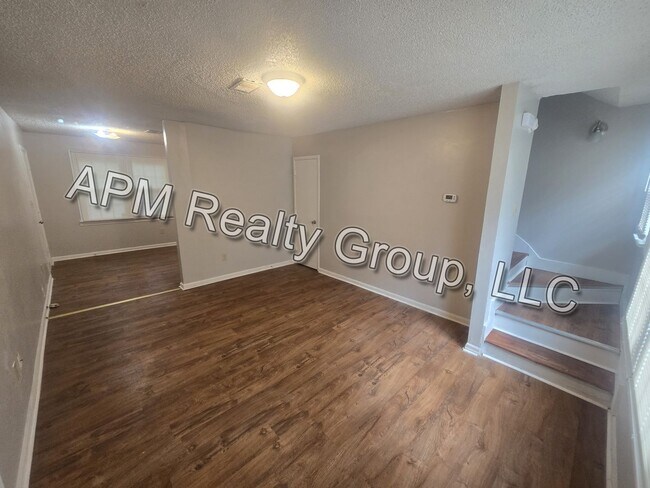 Building Photo - Two Bedroom Close to Downtown