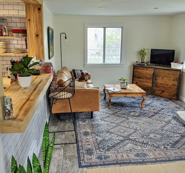 Building Photo - Darling Cottage Near SLCC!