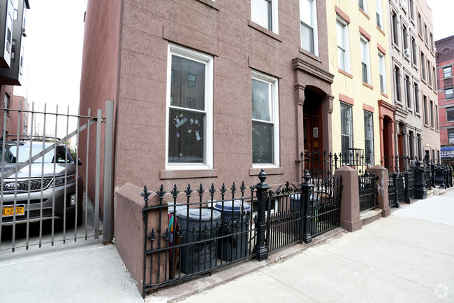 Building Photo - 542 Henry St