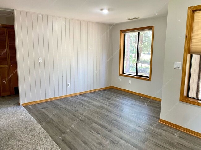 Building Photo - Nature Retreat on 0.6 Acres Near the Desch...