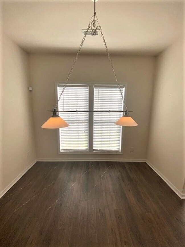 Foto del edificio - End Unit Townhome!  Over 1500 Sq Ft!  Harr...