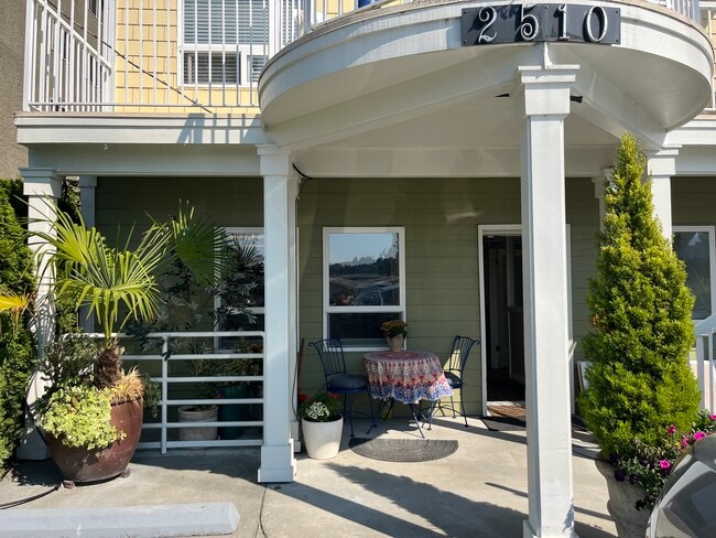 Foto del edificio - 2510 Fairview Ave E
