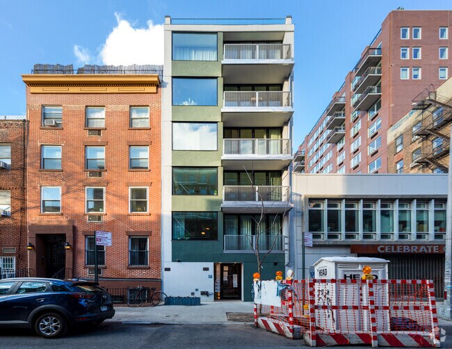 Building Photo - 277 E 7th St