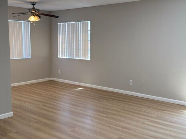 Foto del edificio - BEAUTIFUL NEWLY REMODELED 2 BEDROOM/1 BATH...