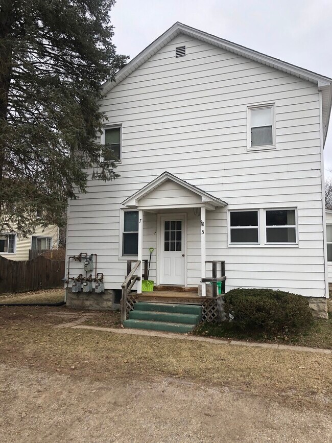 Building Photo - 301 W Maple St