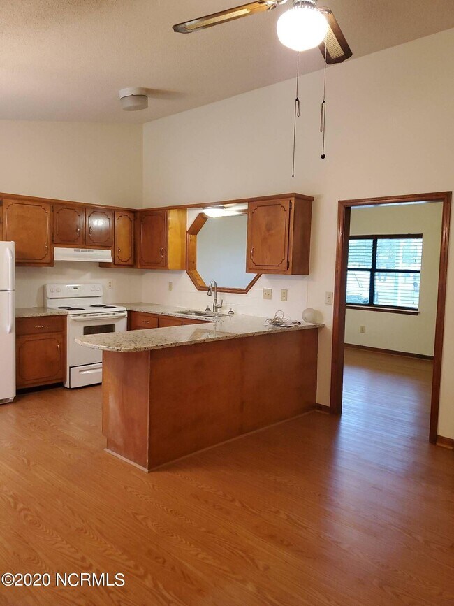 Building Photo - 493 Sand Ridge Rd
