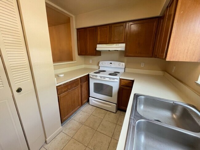 Building Photo - Spacious 2 Bedroom Townhome Near Santa Fe