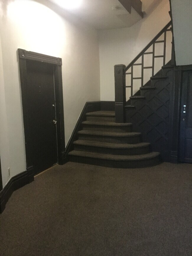 Foyer entry - 1033 S 2nd St