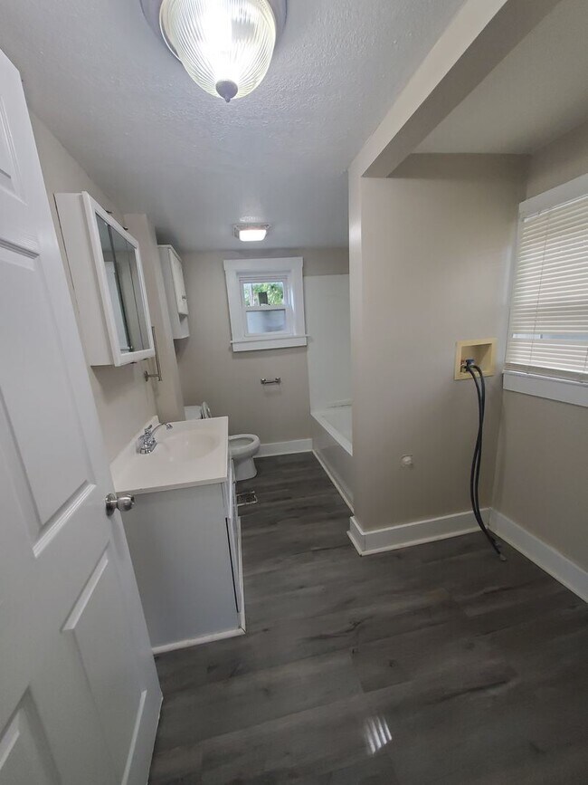 Building Photo - 3 Bedroom 1 Bath House in Rock Island