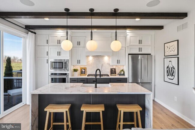 Foto del edificio - 707 Juniper Ct