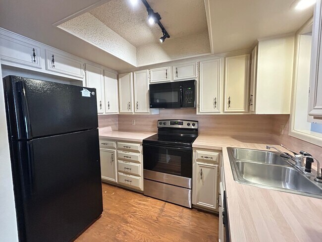 Foto del edificio - Two-Story Townhome Near Marsha Sharp Freew...