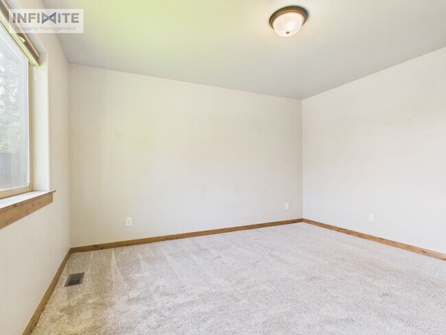 Building Photo - Beautiful 3-Bedroom Condo Near Four Corners