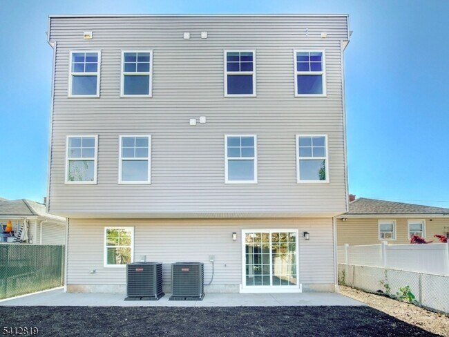 Building Photo - 429 Niles St