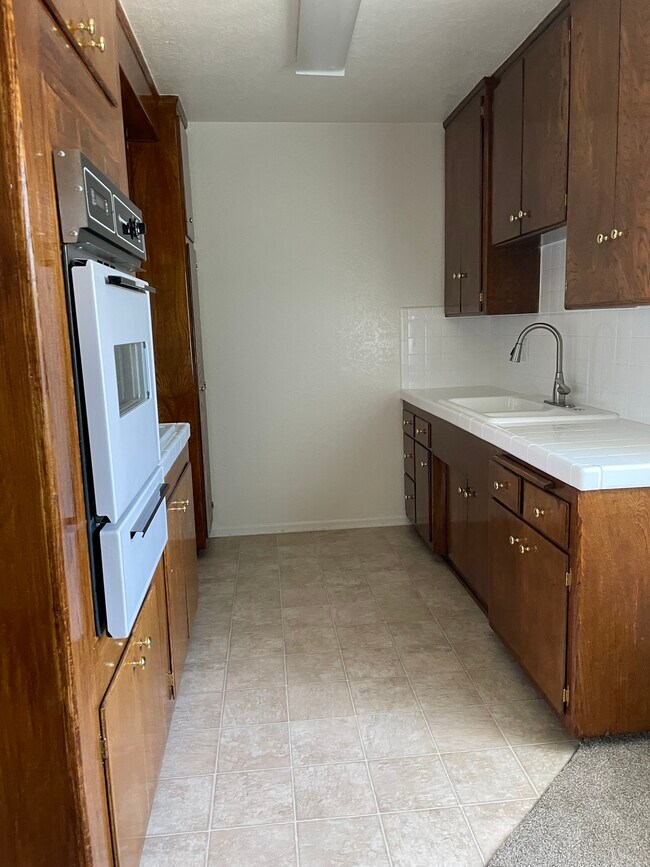 Building Photo - 625 S Grevillea Ave