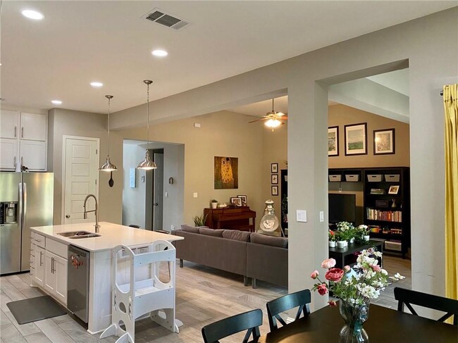 Building Photo - 402 Parkwest Cove