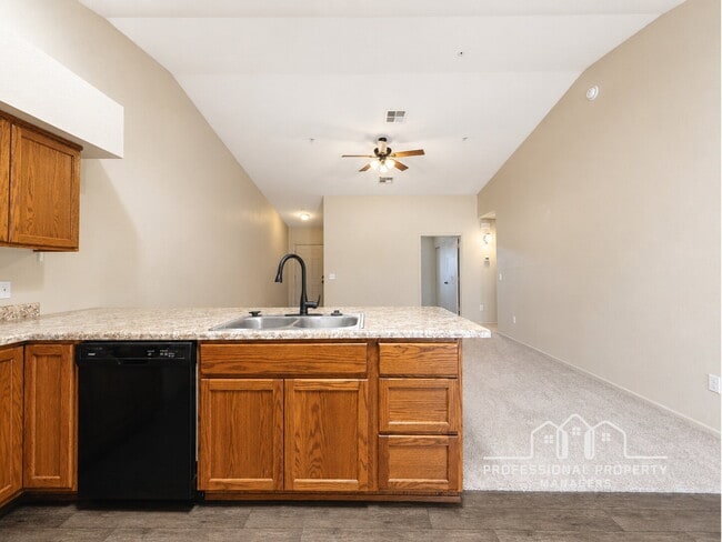 Building Photo - For Rent: 3-bedroom, 2-bathroom home in Desert Sky