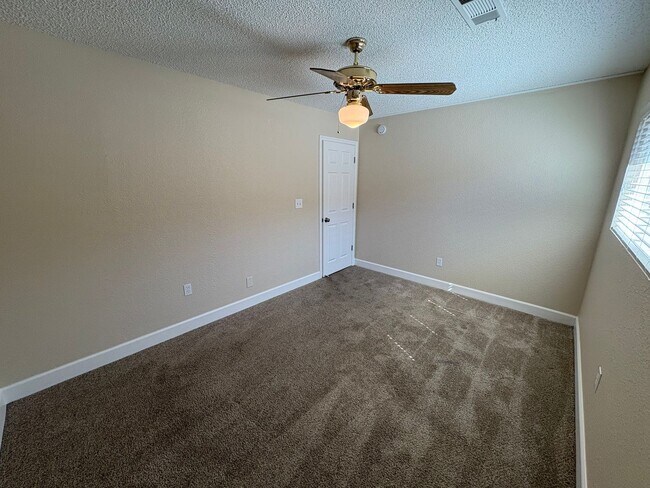 Foto del edificio - Updated home with all utilities included A...