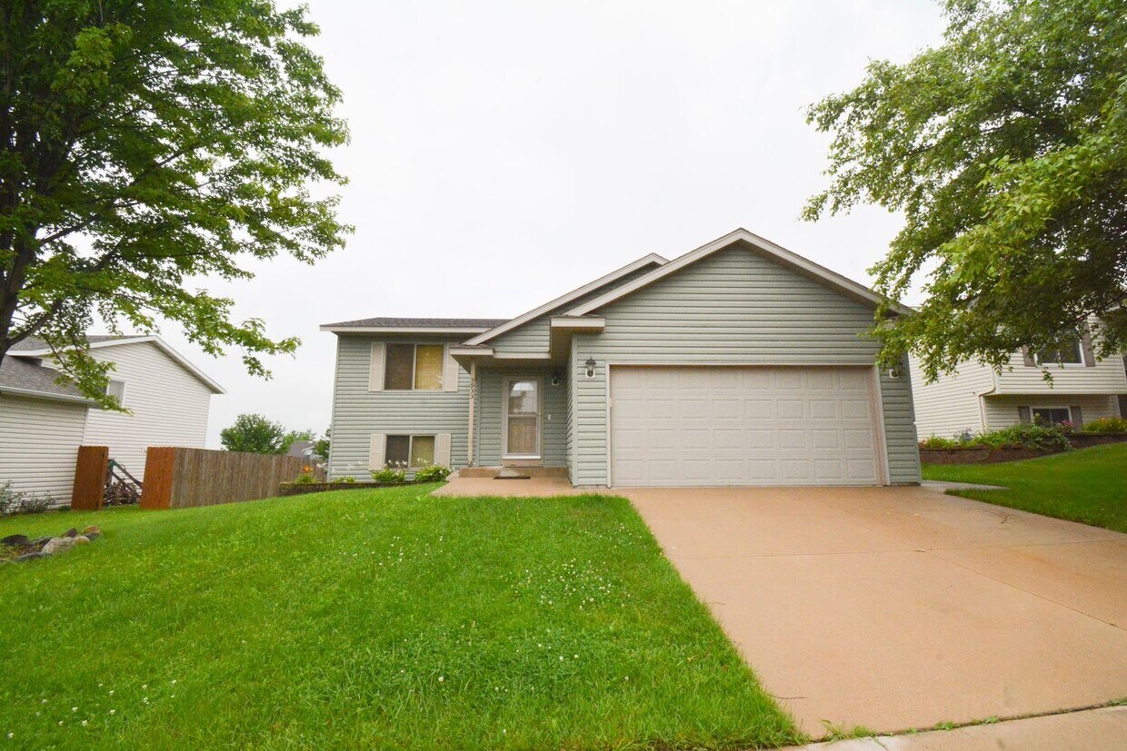 Primary Photo - Move-In Ready4 BR with Large Yard!