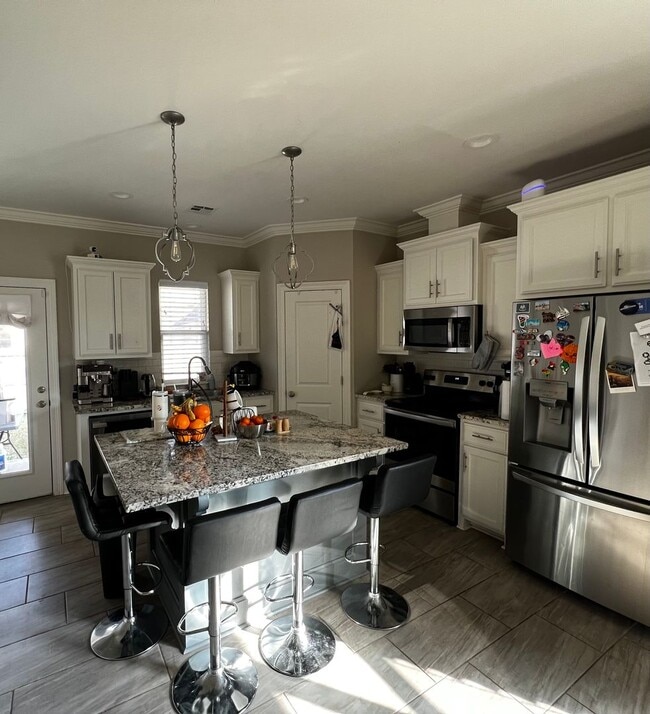 Building Photo - 3 Bedroom, 2 Bathroom, Brick Home , Garage , fenced yard