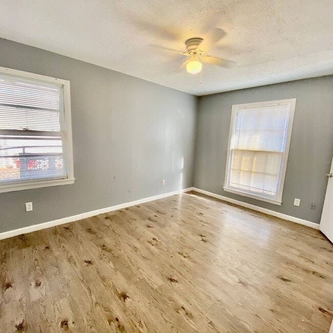 Foto del edificio - Handyman Special $0 First Month's Rent / “You fix, you SAVE BIG!!” Contact Mayshell for details: ...