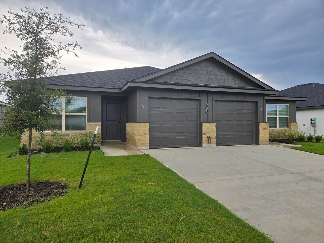 Foto principal - 908 Cherry Laurel Ln