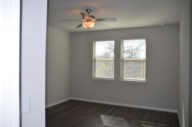 Building Photo - 413 Dipprey Ln