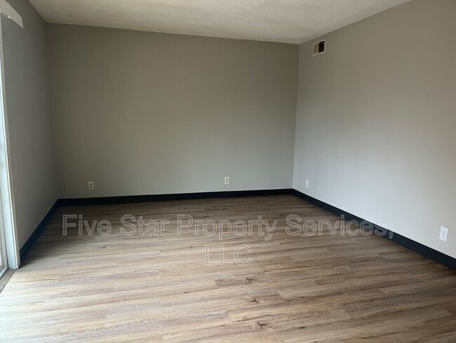 Building Photo - 2119 Saratoga Dr