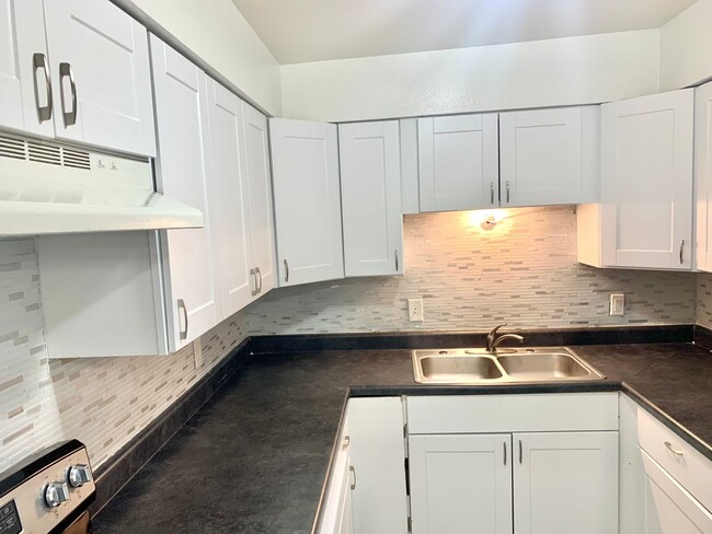 Building Photo - Spacious 3 bed, 2 bath upstairs, condo in ...