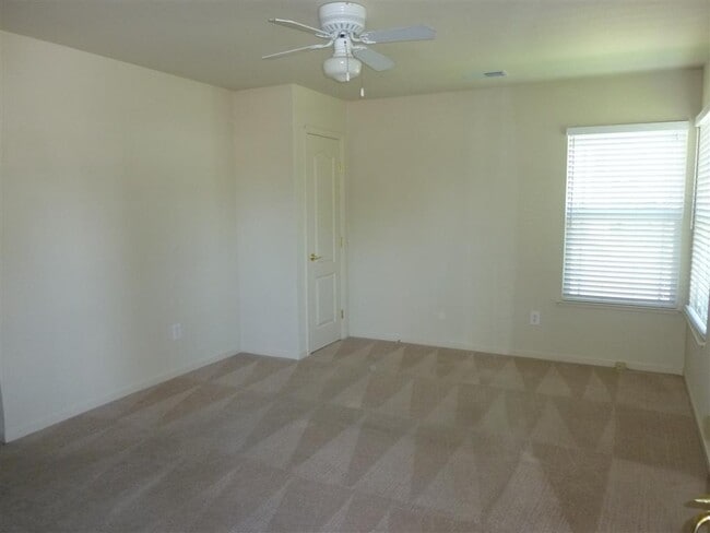 Building Photo - DOWNTOWN PLEASNTON Home with WASHER AND DRYER - 1 CAR GARAGE