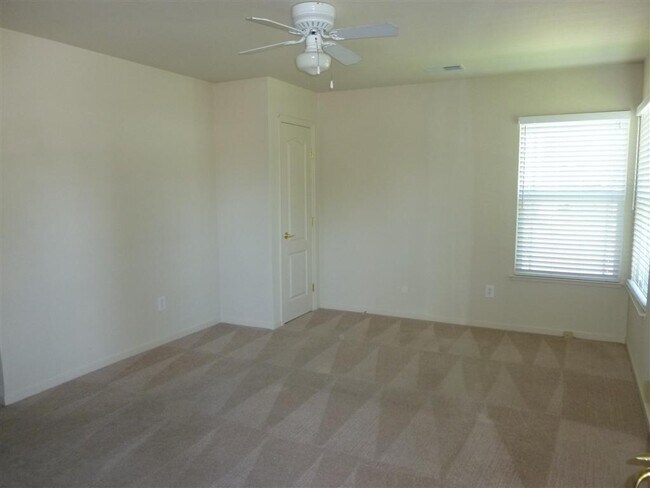 Foto del edificio - DOWNTOWN PLEASNTON Home with WASHER AND DRYER - 1 CAR GARAGE