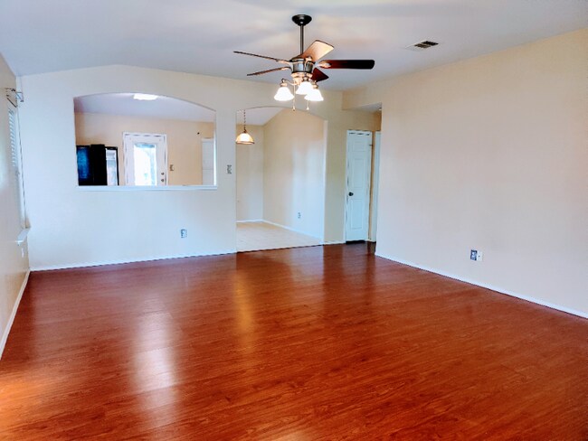 Foto del edificio - 823 Sugar Brook Dr