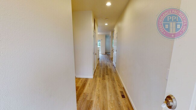 Foto del edificio - Happy Valley !! Updated Beatiful Townhome!...