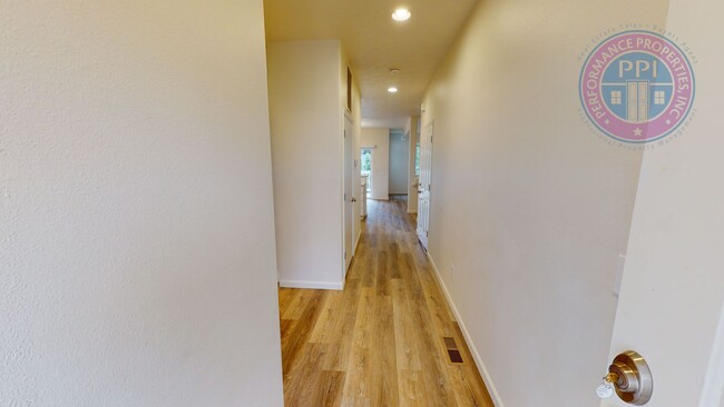 Building Photo - Updated Beatiful Townhome! Large open Kitc...
