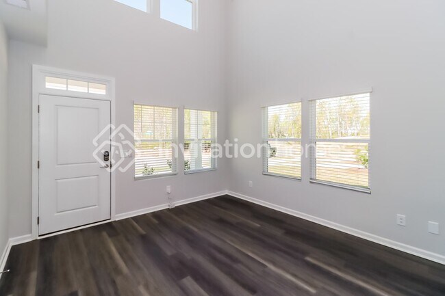 Building Photo - 730 Stewarts Crk Dr