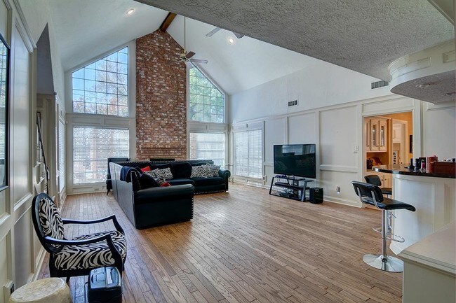 Building Photo - 11915 Gardenglen Dr