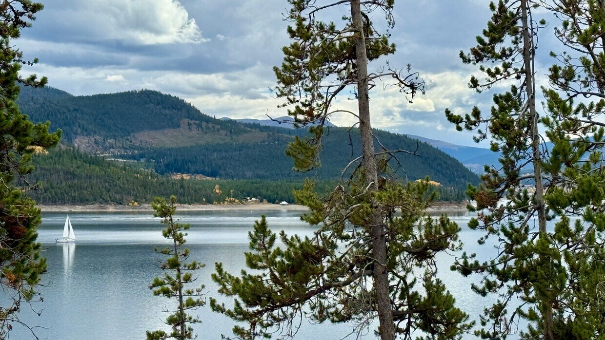 Foto principal - Lakefront Two Bedroom Two Bath Condo in Di...