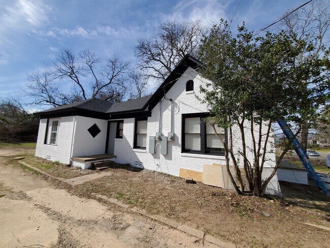 Building Photo - 1409 E Front St