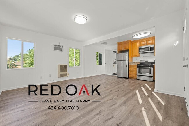 Foto del edificio - Spacious Two Bedroom with Private Patio, U...