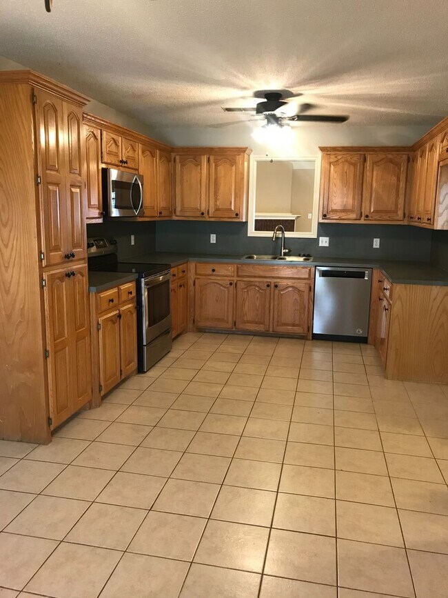 Foto del edificio - Beautiful 4 Bed 2 Bath Available June 5th!!