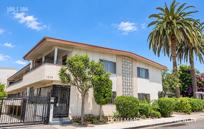 Building Photo - 1323 N Harvard Blvd