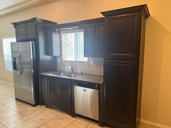 Foto del edificio - 14220 Fabled Point Ave