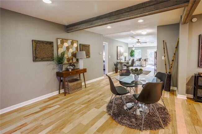 Foto del edificio - 407 W Odell St