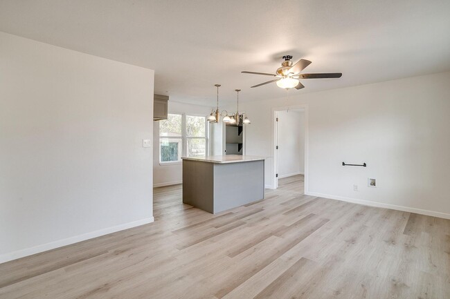 Building Photo - Remodeled 3 Bed, 1 Bath Home in Morningsid...