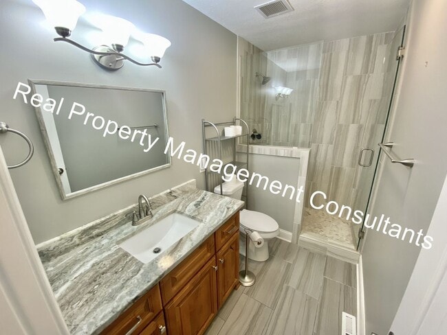 Building Photo - Charming 4 Bedroom 2 Bathroom Available Now