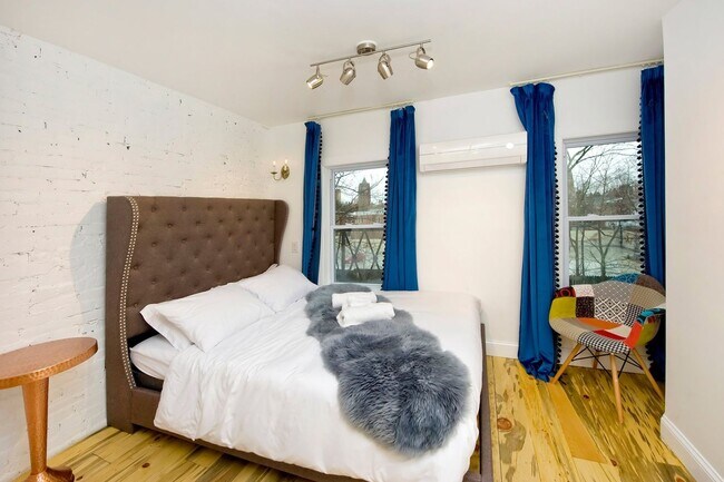 Foto del edificio - 2 & 3 Bedroom Units in the Dwight Street H...