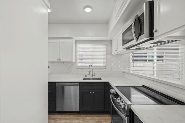 Building Photo - 1700 Bedford Ln